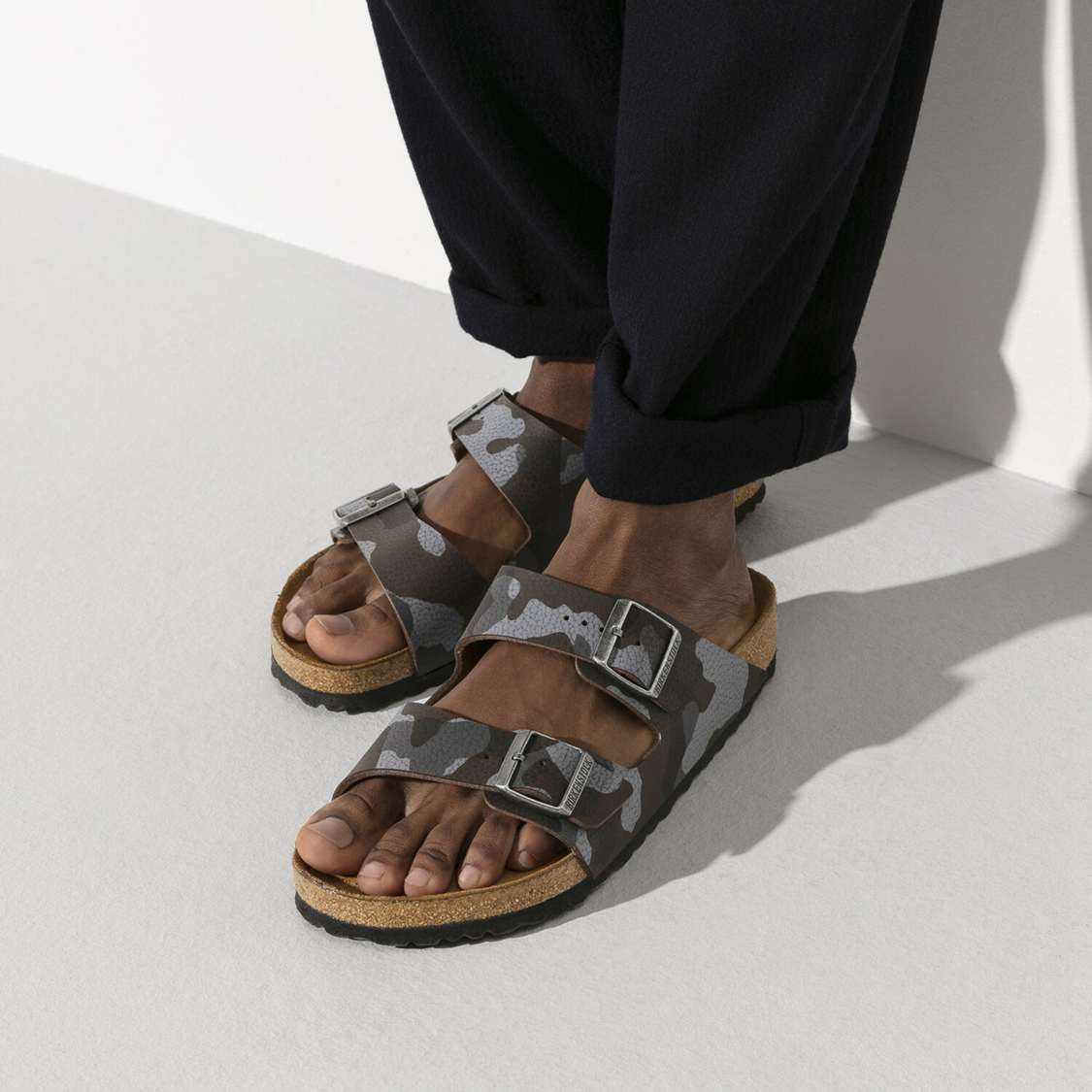 Birkenstock Arizona Soft Footbed Birko-Flor Two Strap Sandals Camo Brown | M5aqU6FaW3b