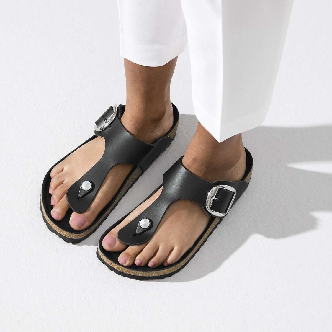 Birkenstock Gizeh Big Buckle Leather One Strap Sandals Black | p9kLLsaxBLg