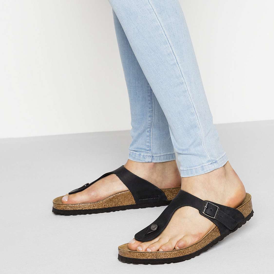 Birkenstock Gizeh Oiled Leather One Strap Sandals Black | V7efpoumeQj